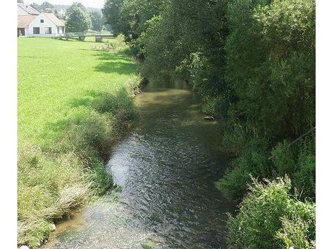 idyllisch-fliesst-die-ussel-durch-den-ort-gansheim-und-dessen-fluren