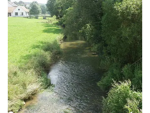 idyllisch-fliesst-die-ussel-durch-den-ort-gansheim-und-dessen-fluren