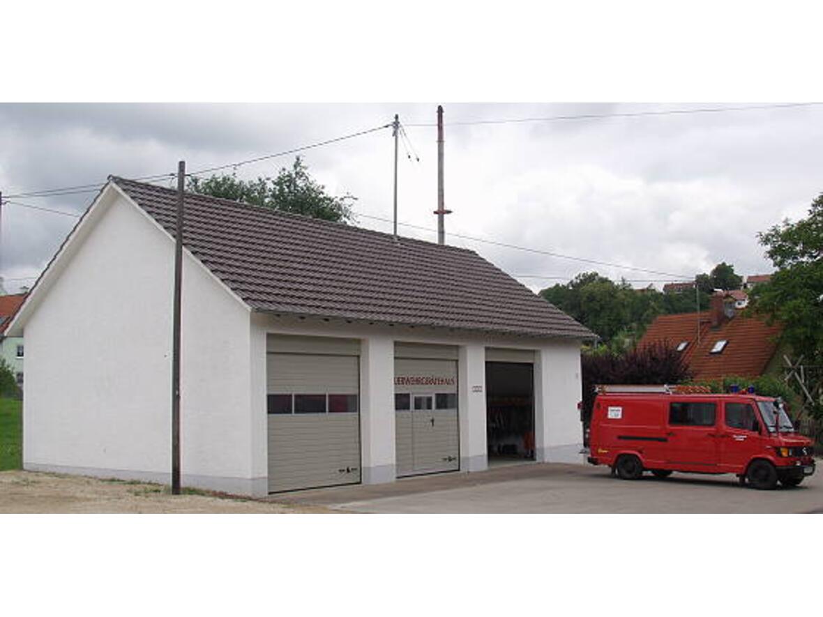 das-geraetehaus-der-freiwilligen-feuerwehr-die-2002-ihr-125-jaehriges-gruendungsjubilaeum-feierte