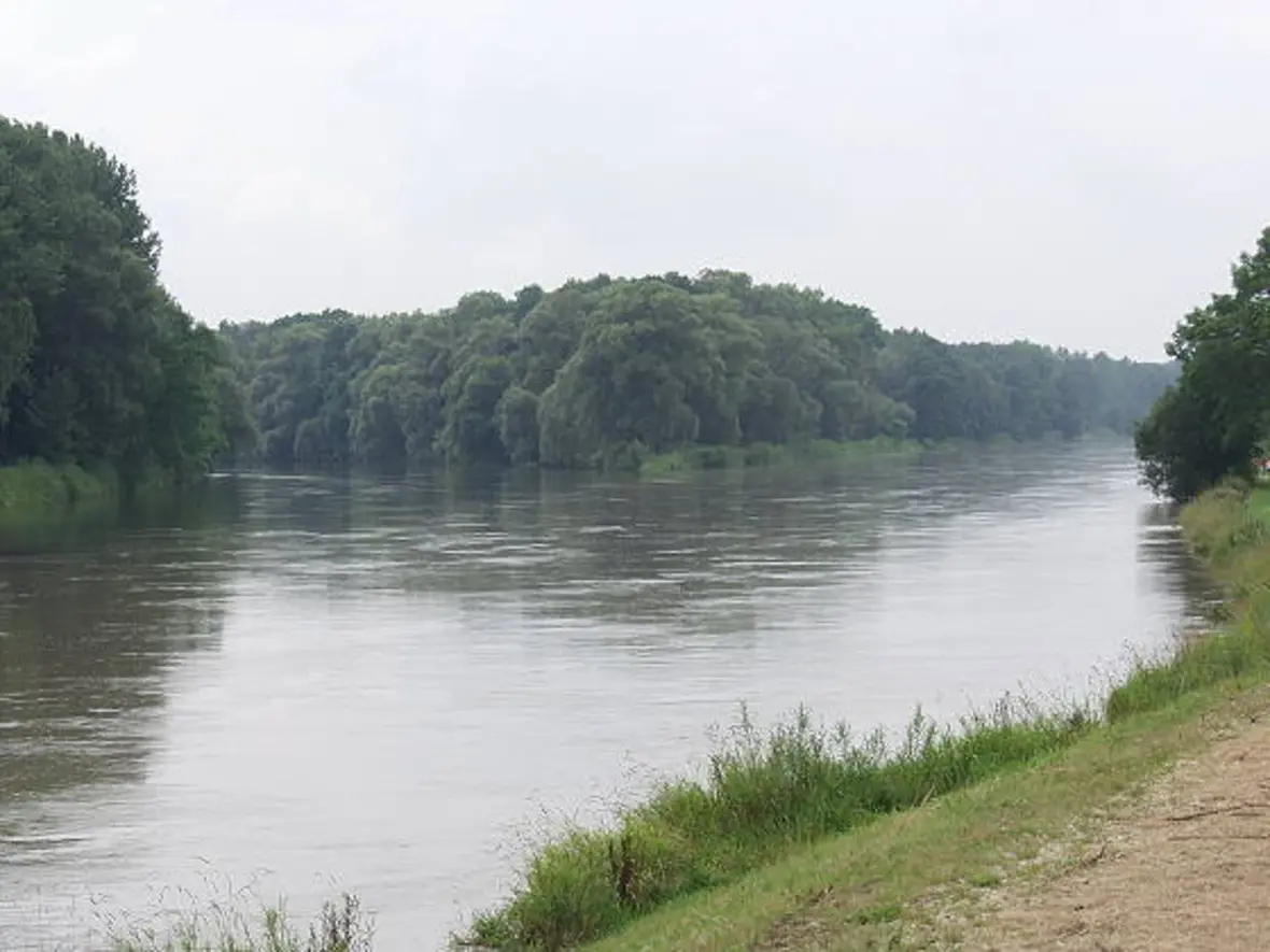 der-muendung-des-lech-links-in-die-donau-bei-marxheim