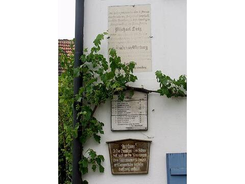 erinnerungstafeln-am-ortseingang-von-bruck-von-der-donau-kommend