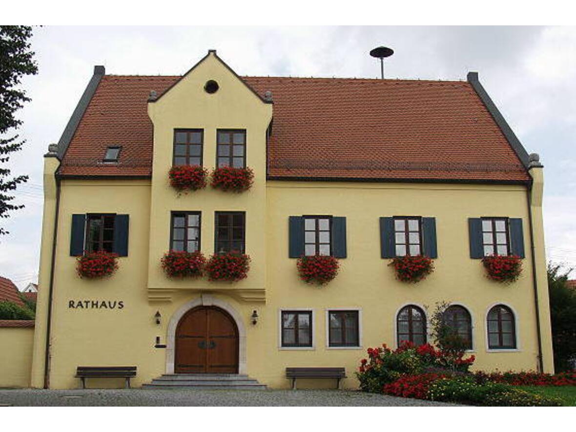 das-rathaus-ist-zentral-im-hauptort-marxheim-situiert-und-fuegt-sich-gut-in-die-doerfliche-umgebung-ein