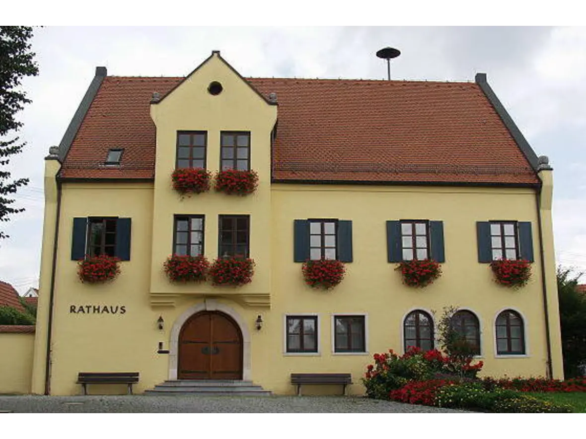 das-rathaus-ist-zentral-im-hauptort-marxheim-situiert-und-fuegt-sich-gut-in-die-doerfliche-umgebung-ein