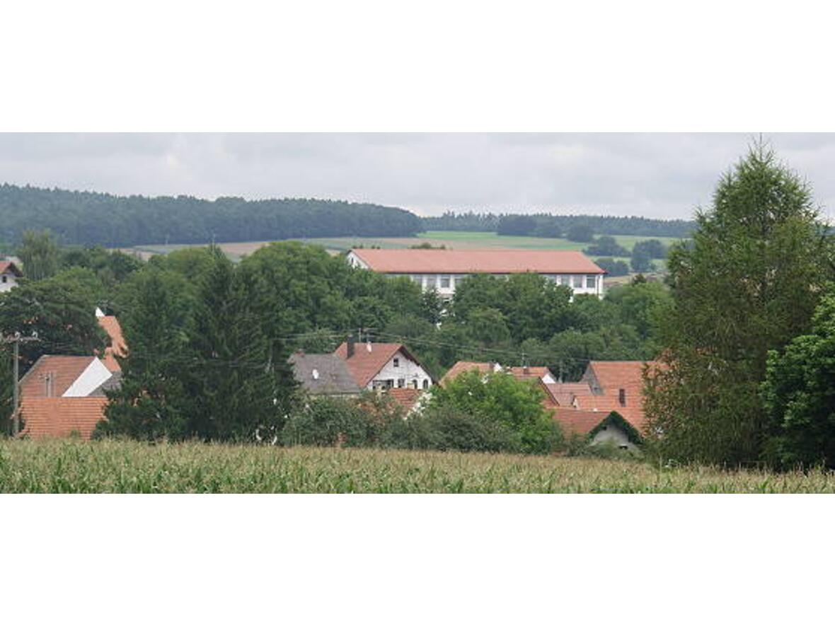 blick-von-der-strasse-nach-lechsend-auf-die-heinrichshoehe-mit-der-julian-knogler-volksschule