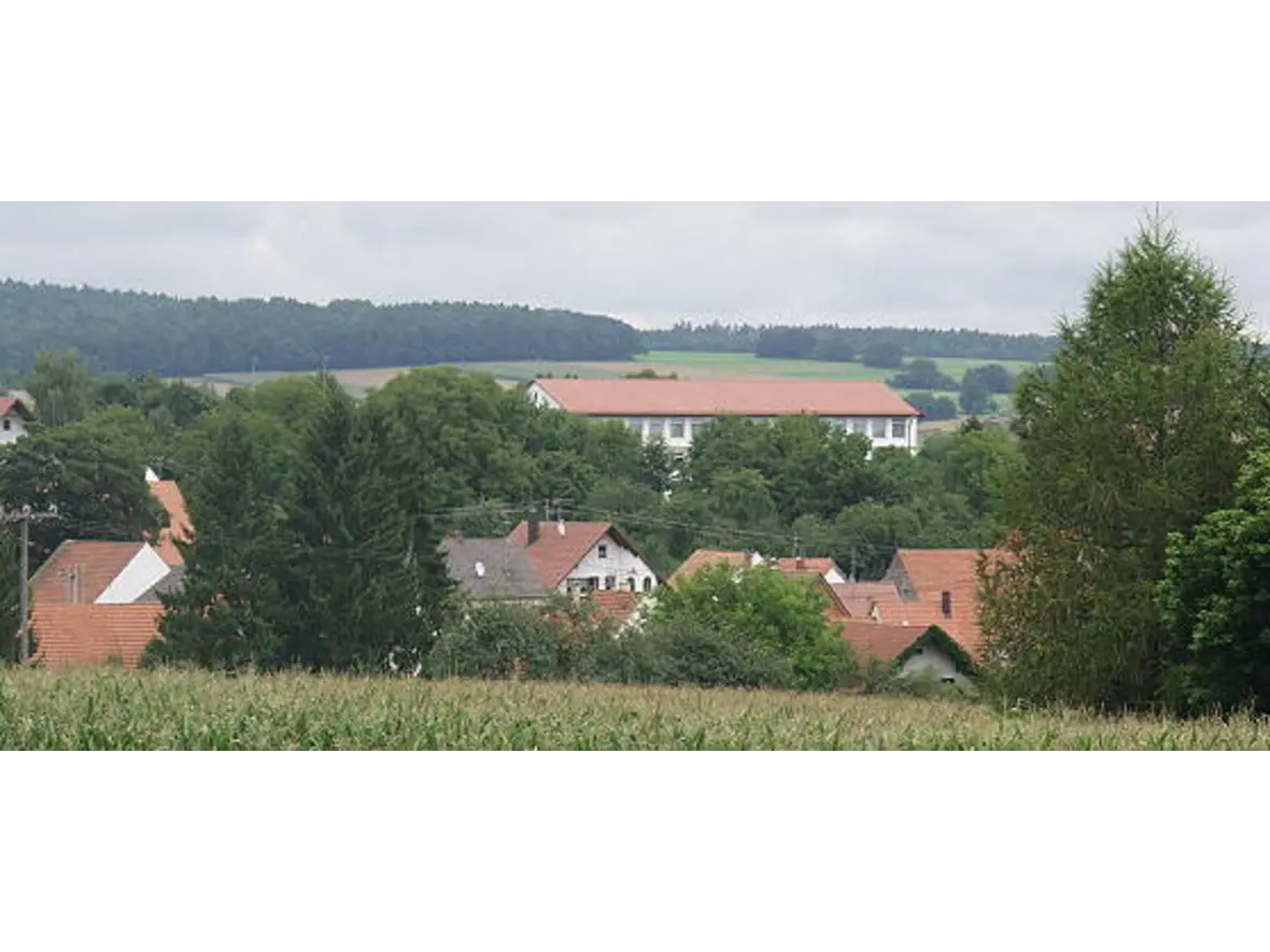 blick-von-der-strasse-nach-lechsend-auf-die-heinrichshoehe-mit-der-julian-knogler-volksschule