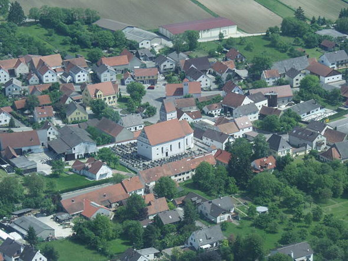 ortsmitte-mit-kirche-und-rathaus