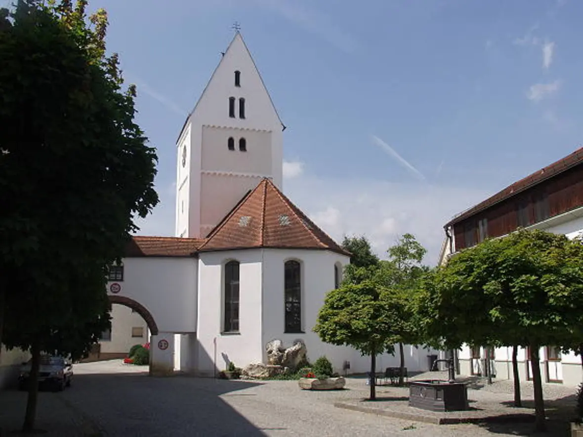 vorplatz-von-kirche-und-ehemaligem-schloss